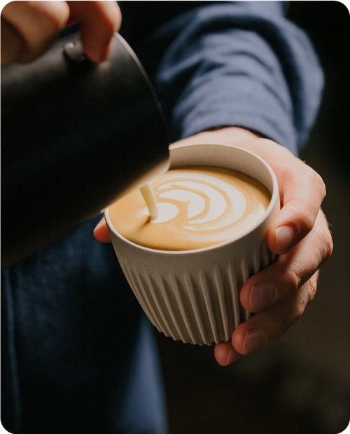 Zubereitung einer Latte Art von einem Home Barista